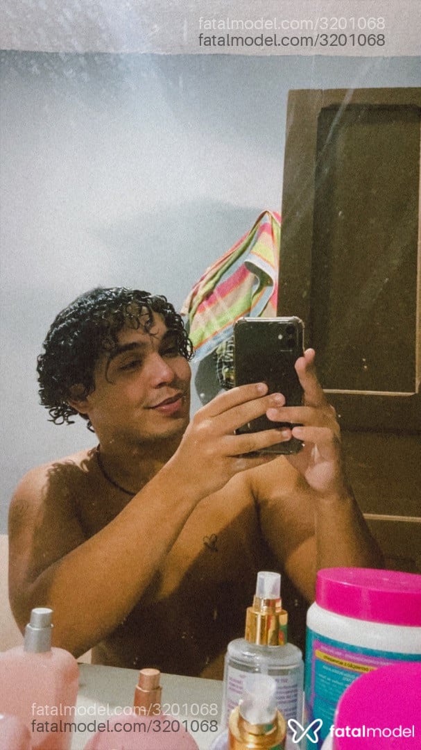 Acompanhante homem com cabelo castanho de olhos castanhos - Bernardo