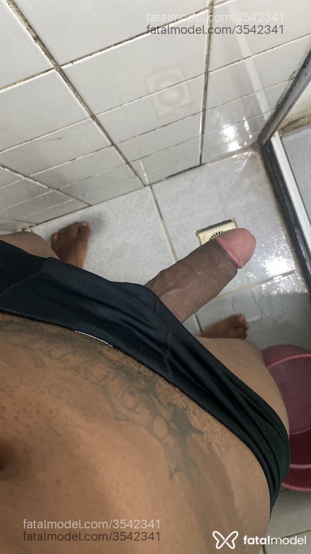 Acompanhante homem morena (o) de olhos castanhos - Diamantenegro