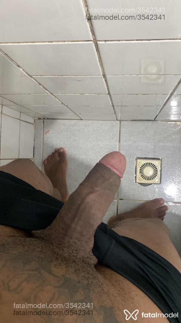 Acompanhante homem morena (o) de olhos castanhos - Diamantenegro
