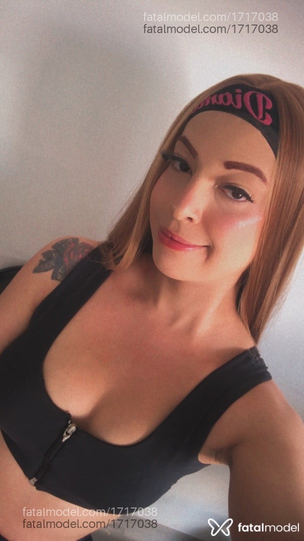 Acompanhante mulher trans com cabelo castanho de olhos pretos - Monike