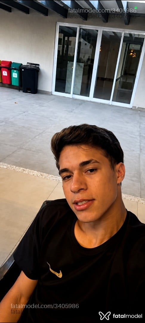 Acompanhante homem com cabelo castanho de olhos castanhos - Fernandes