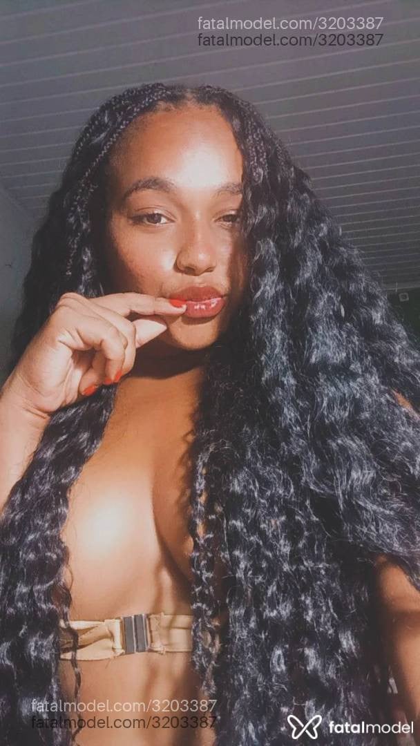 Acompanhante mulher morena (o) de olhos pretos - Morena
