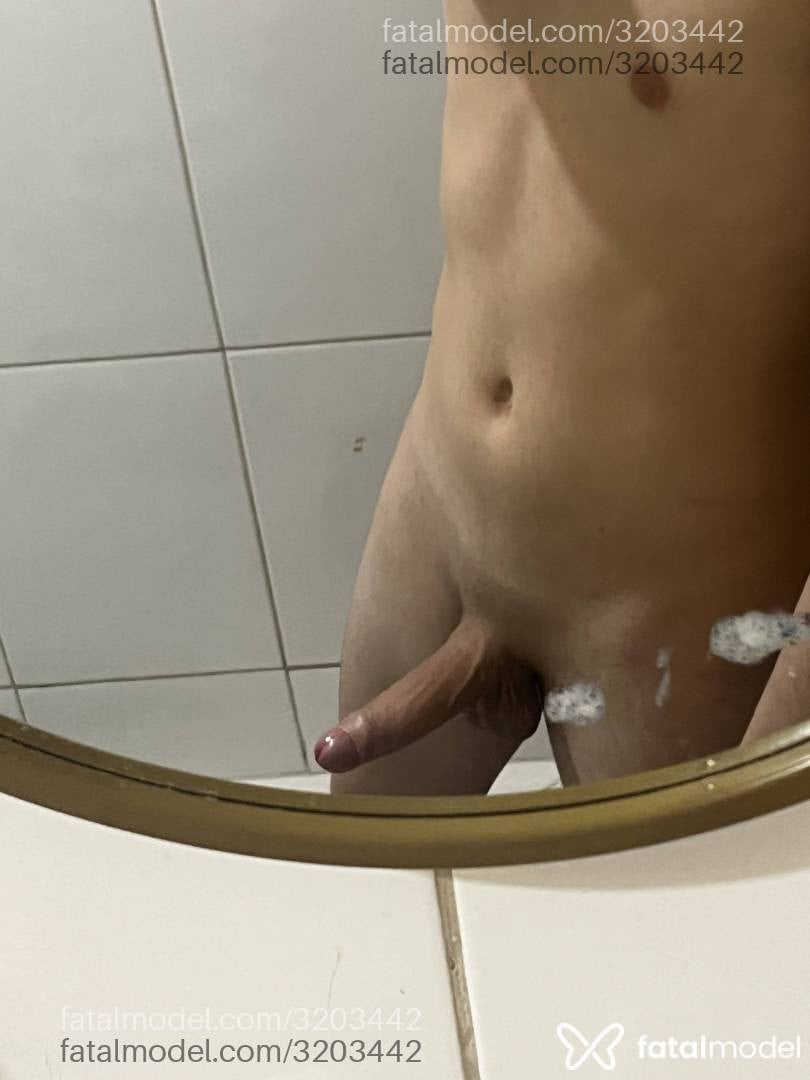 Acompanhante homem com cabelo castanho de olhos castanhos - João
