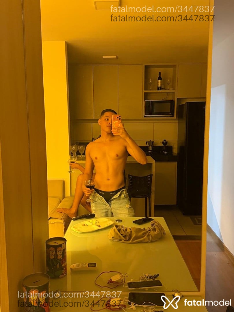 Acompanhante homem com cabelo castanho de olhos verdes - Marcos