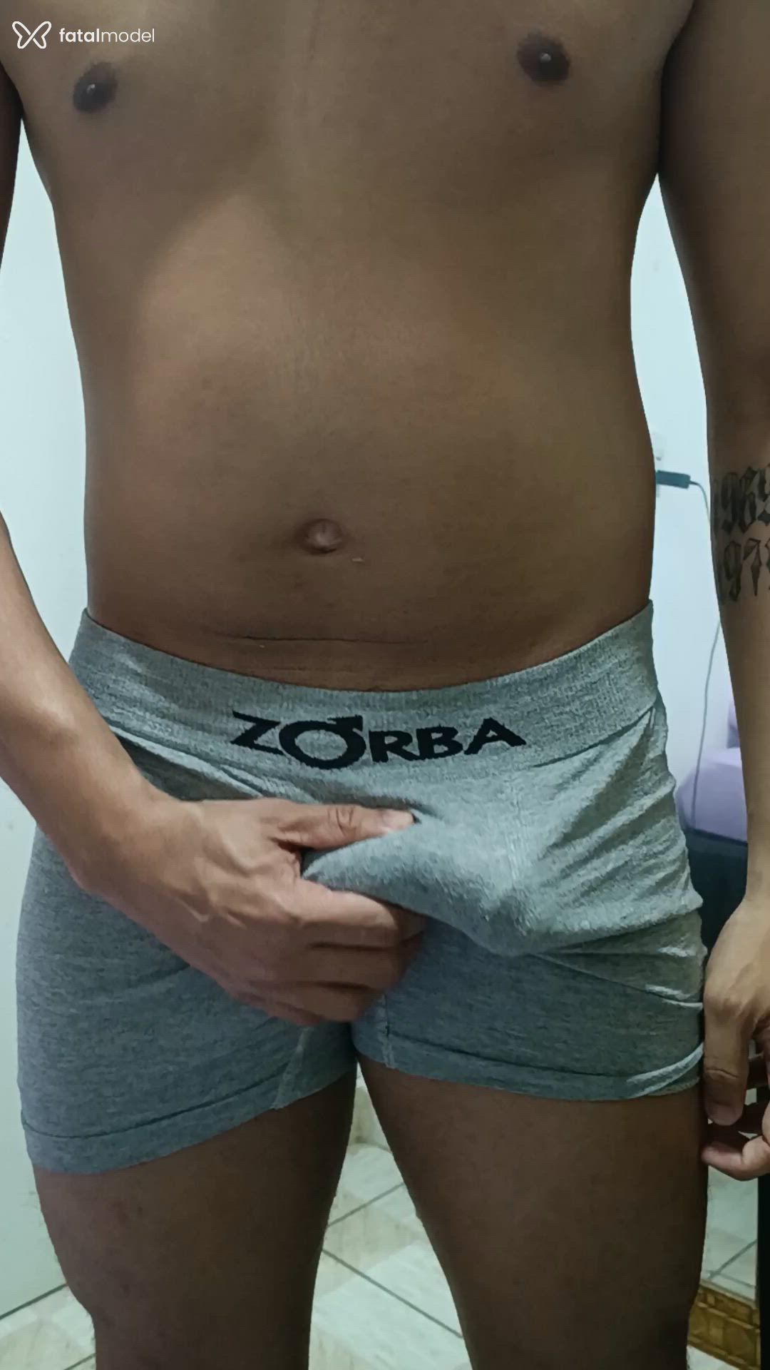 Acompanhante homem com cabelo castanho de olhos castanhos - Long John