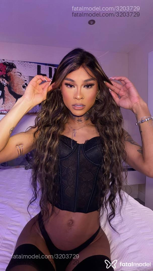 Acompanhante mulher trans com cabelo castanho de olhos pretos em Virtual - Crystal Safra