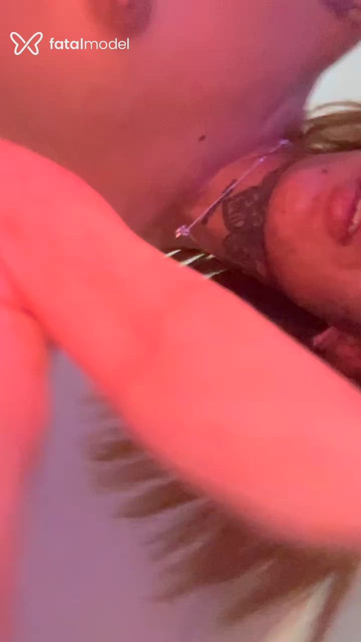 Acompanhante mulher trans ruiva (o) de olhos castanhos - Lola