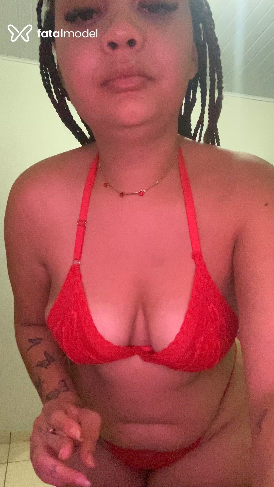 Acompanhante mulher com cabelo colorido de olhos castanhos - Laulau Acompanhante mulher com cabelo colorido de olhos castanhos - Laulau