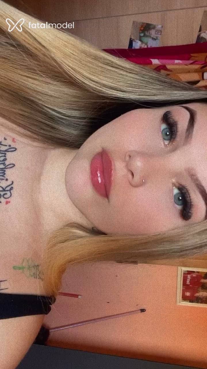 Acompanhante mulher com cabelo castanho de olhos azuis - Ah Mello