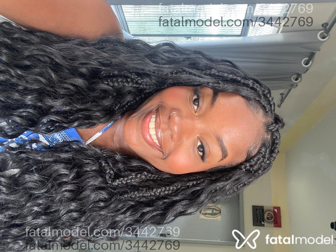 Acompanhante mulher com cabelo castanho de olhos pretos - Moana