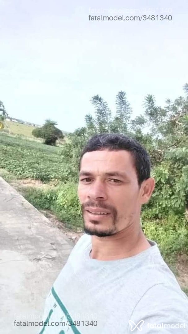 Acompanhante homem com cabelo castanho de olhos castanhos - Ronaldo