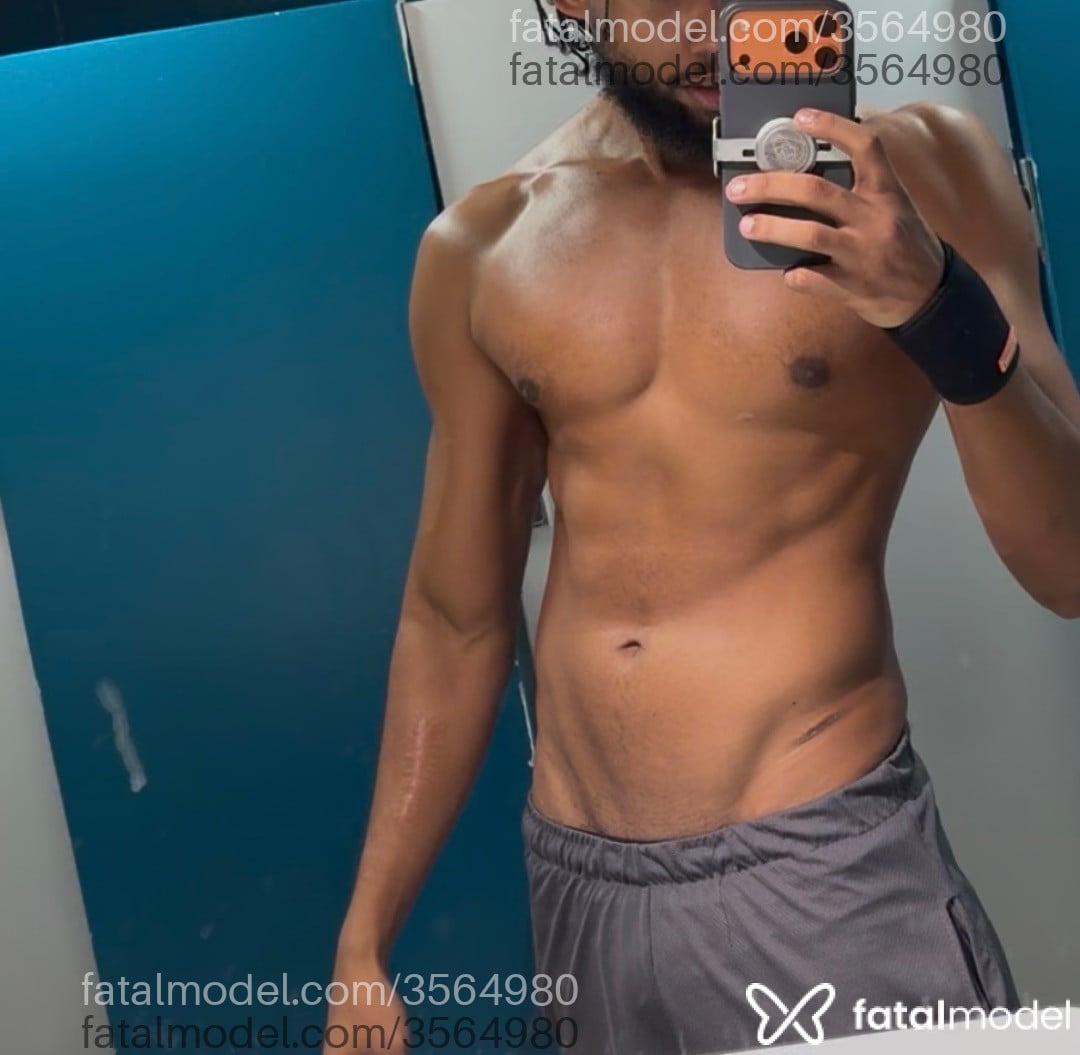 Acompanhante homem morena (o) de olhos castanhos - Arcanjo Negro