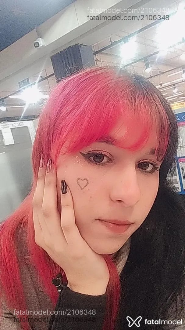 Acompanhante mulher trans com cabelo colorido de olhos castanhos - Mina