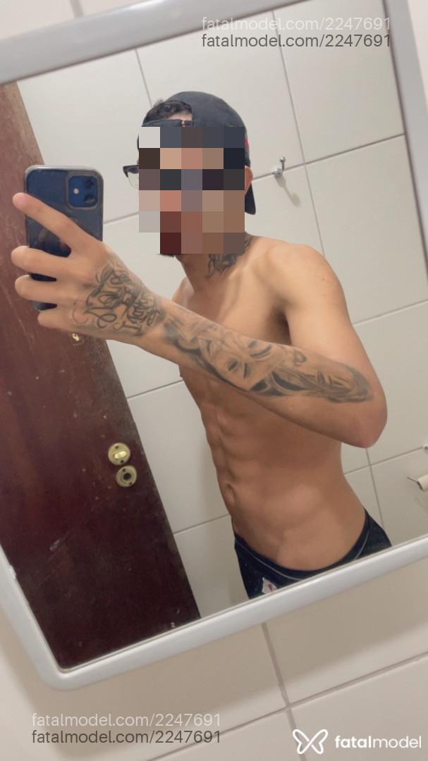 Acompanhante homem com cabelo castanho de olhos castanhos - Matheus