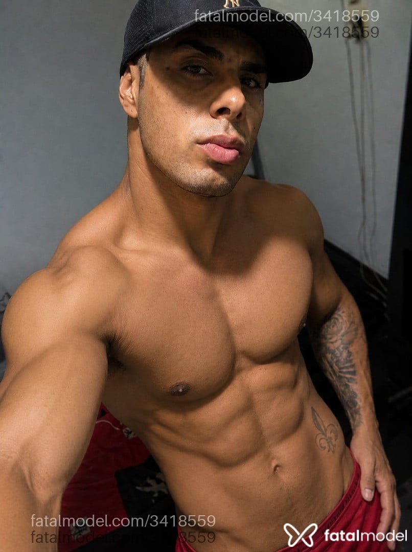 Acompanhante homem com cabelo castanho de olhos castanhos - Caio Prestes