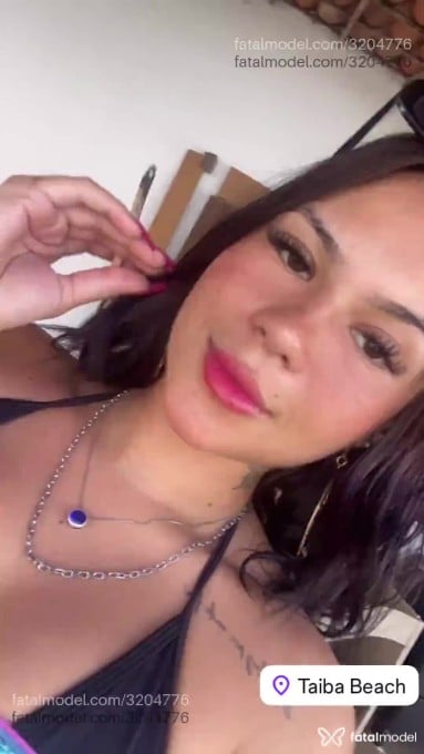 Acompanhante mulher com cabelo castanho de olhos mel - Ametista Acompanhante mulher com cabelo castanho de olhos mel - Ametista