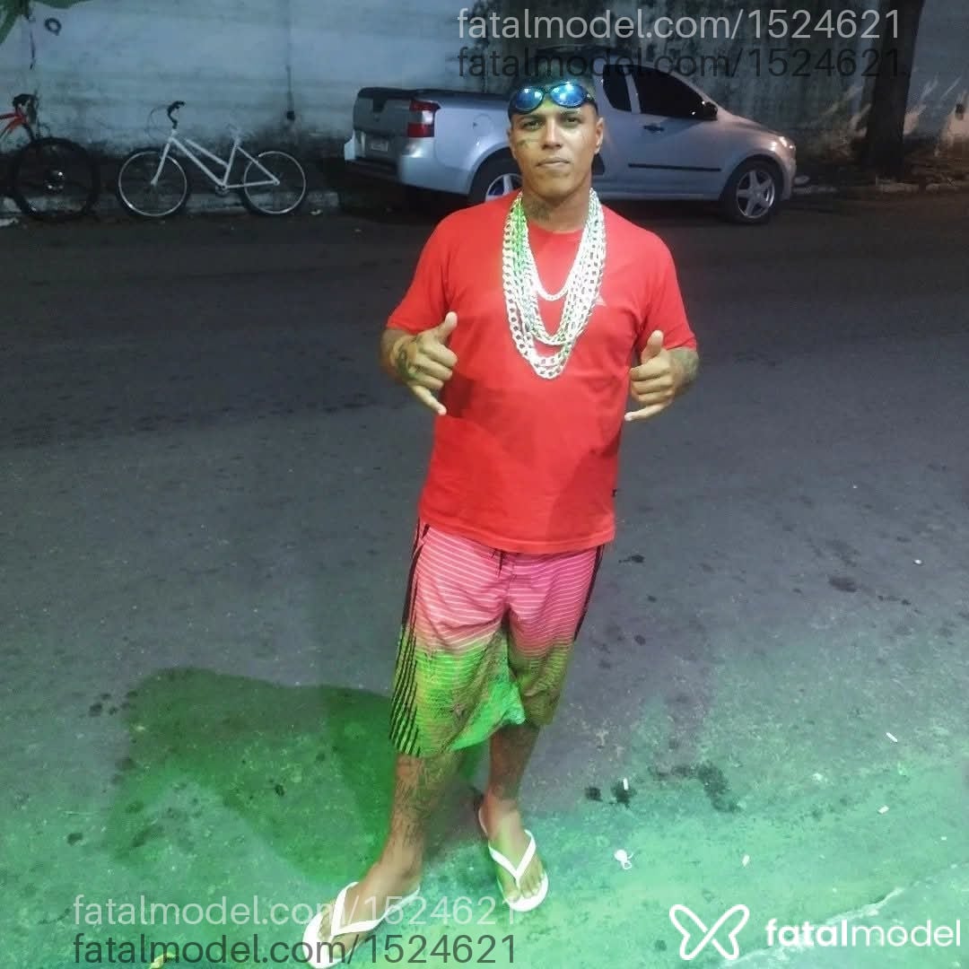 Acompanhante homem com cabelo castanho de olhos castanhos - João