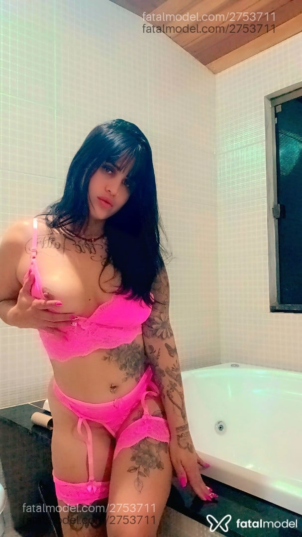 Acompanhante mulher com cabelo castanho de olhos castanhos - Mirella