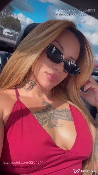 Acompanhante mulher loira (o) de olhos castanhos - Hellen Ferraz