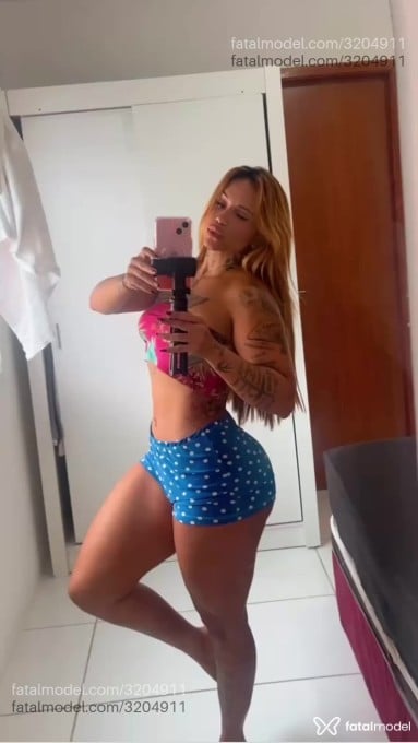 Acompanhante mulher loira (o) de olhos castanhos - Hellen Ferraz