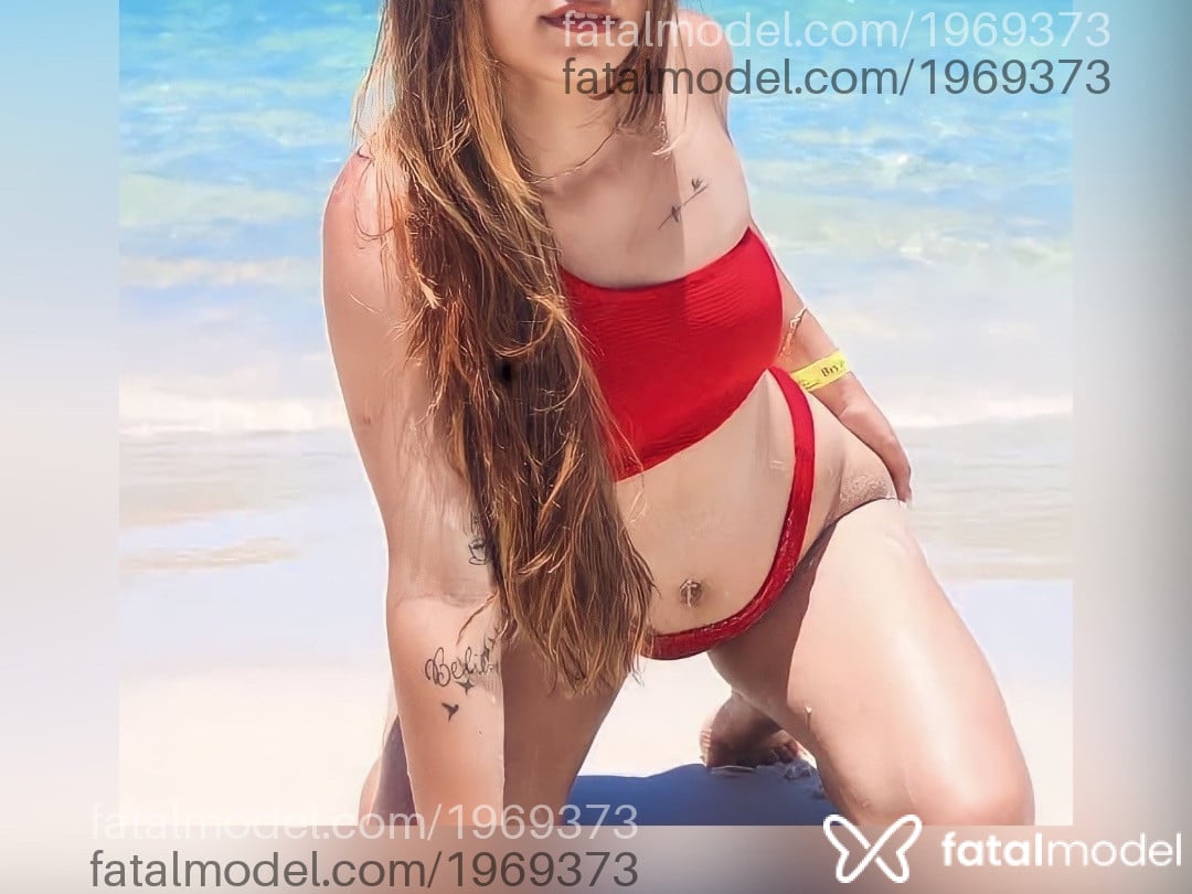 Acompanhante mulher loira (o) de olhos pretos - Safira Dias