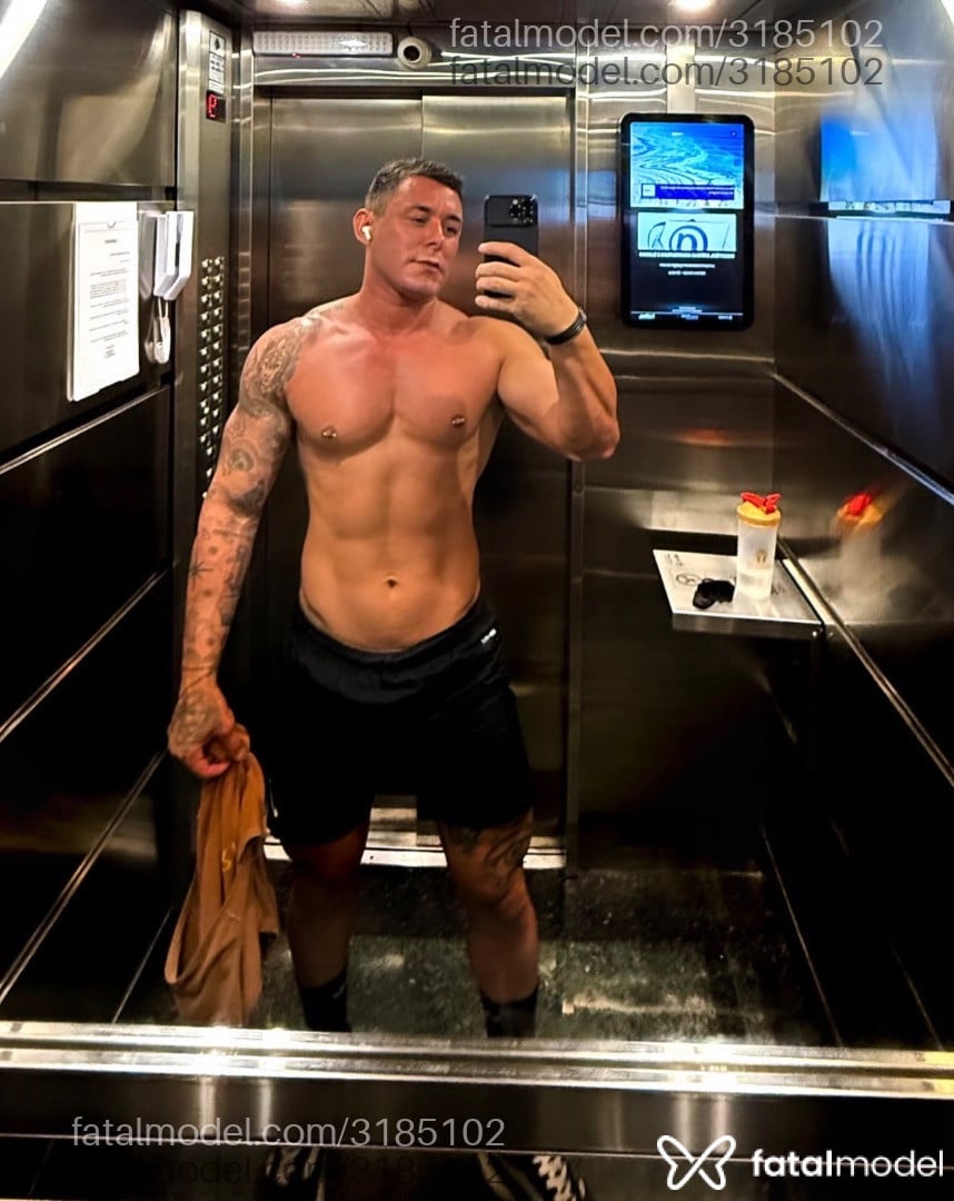 Acompanhante homem com cabelo castanho de olhos castanhos - Henrique