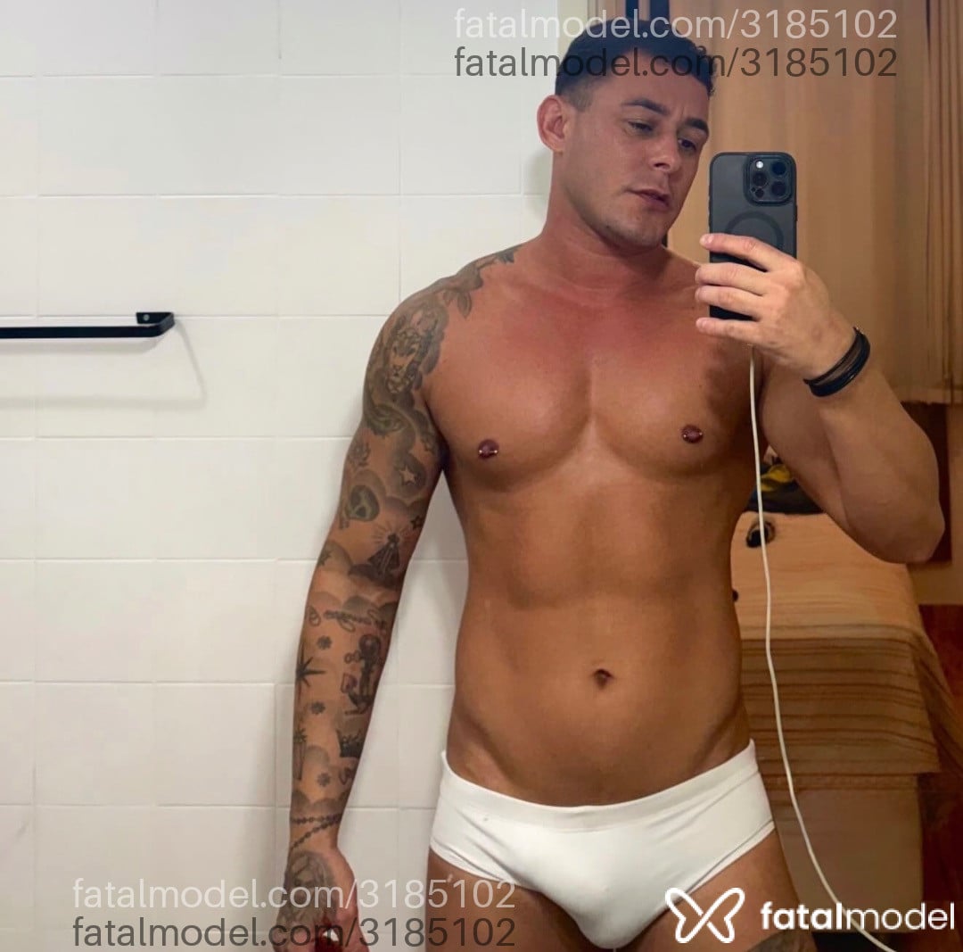 Acompanhante homem com cabelo castanho de olhos castanhos - Henrique