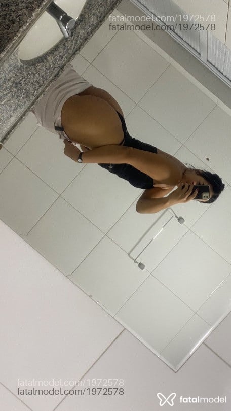 Acompanhante mulher morena (o) de olhos castanhos - Maya