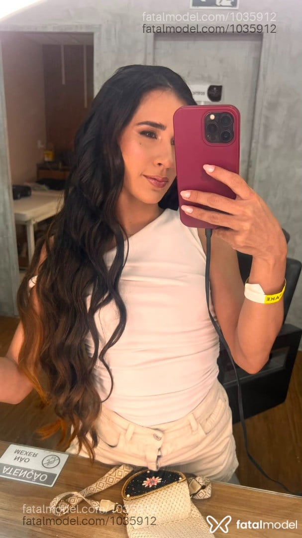 Acompanhante mulher com cabelo castanho de olhos mel - Yasmin Afrodite