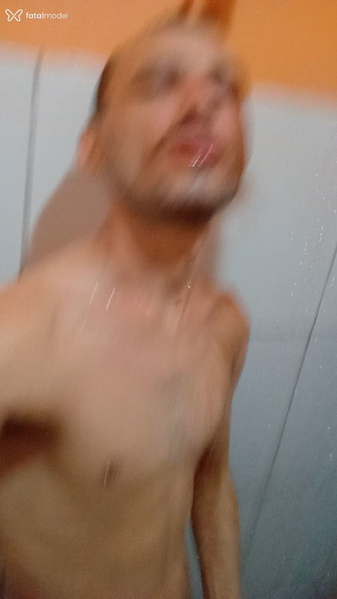 Acompanhante homem com cabelo castanho de olhos castanhos - João