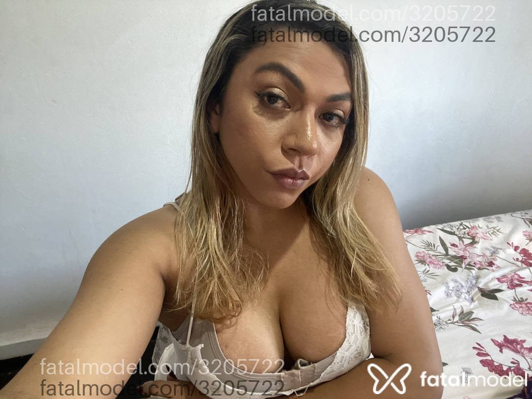 Acompanhante não-binário loira (o) de olhos pretos - Angélica
