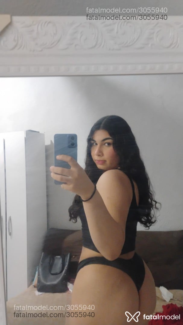 Acompanhante mulher trans com cabelo castanho de olhos castanhos - Majuh
