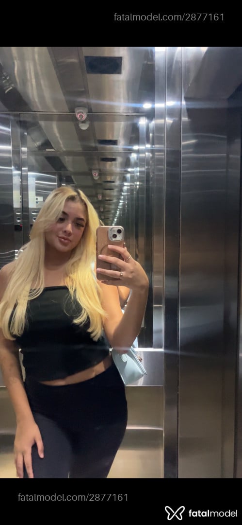Acompanhante mulher loira (o) de olhos mel - Pérola
