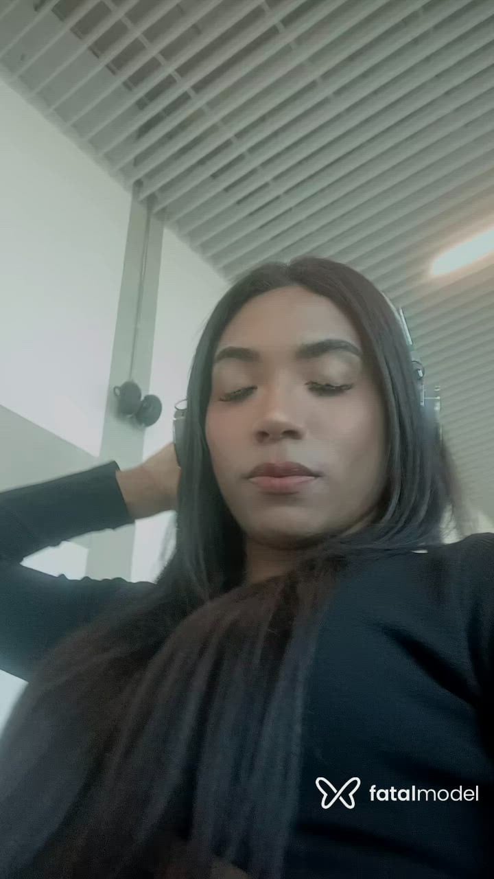 Acompanhante mulher trans morena (o) de olhos pretos - Indiozinha