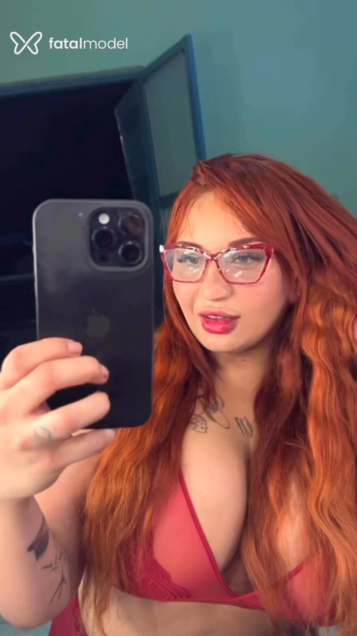 Acompanhante mulher ruiva (o) de olhos cinza - Monick Santos