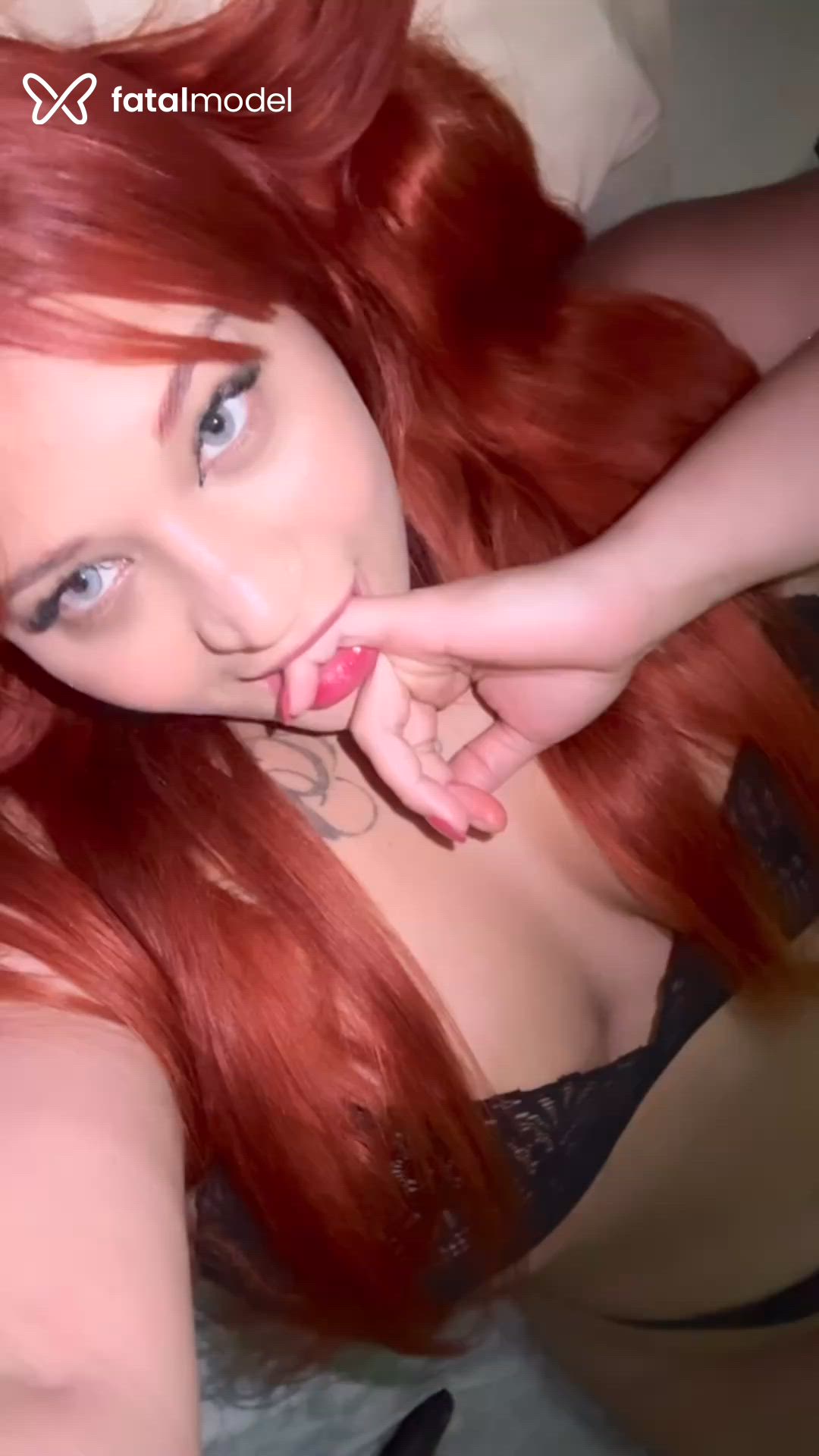 Acompanhante mulher ruiva (o) de olhos cinza - Monick Santos