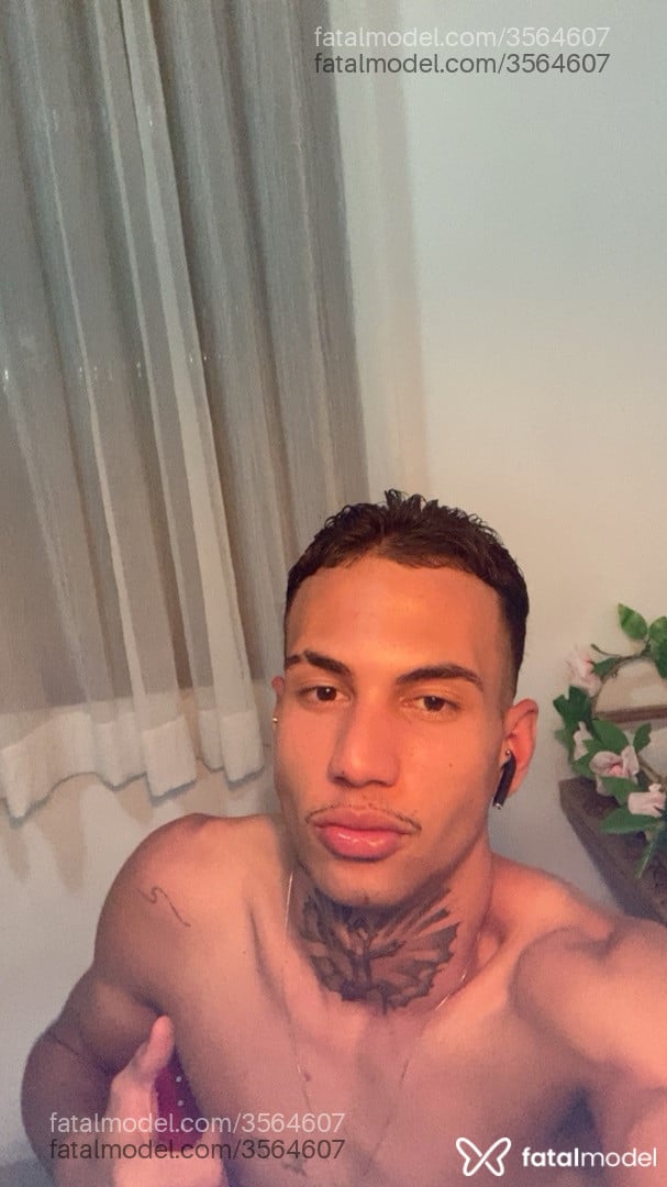 Acompanhante homem com cabelo castanho de olhos castanhos - Sharkboy Acompanhante homem com cabelo castanho de olhos castanhos - Sharkboy