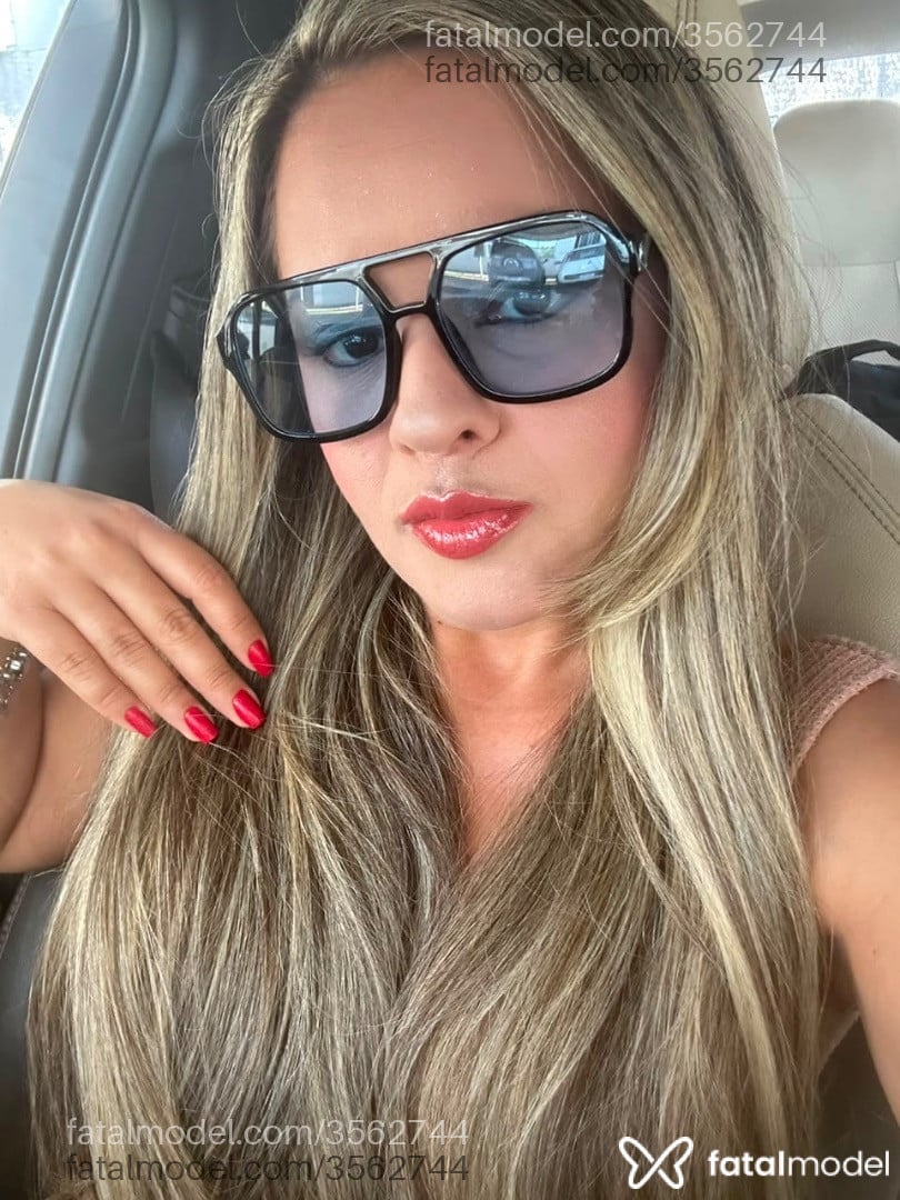 Acompanhante mulher loira (o) de olhos castanhos - Melissa Mel