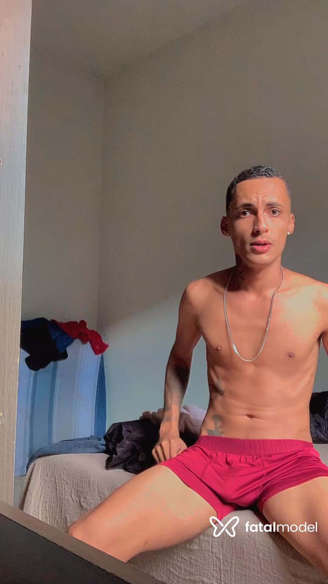 Acompanhante homem com cabelo castanho de olhos castanhos - Novinsagaz