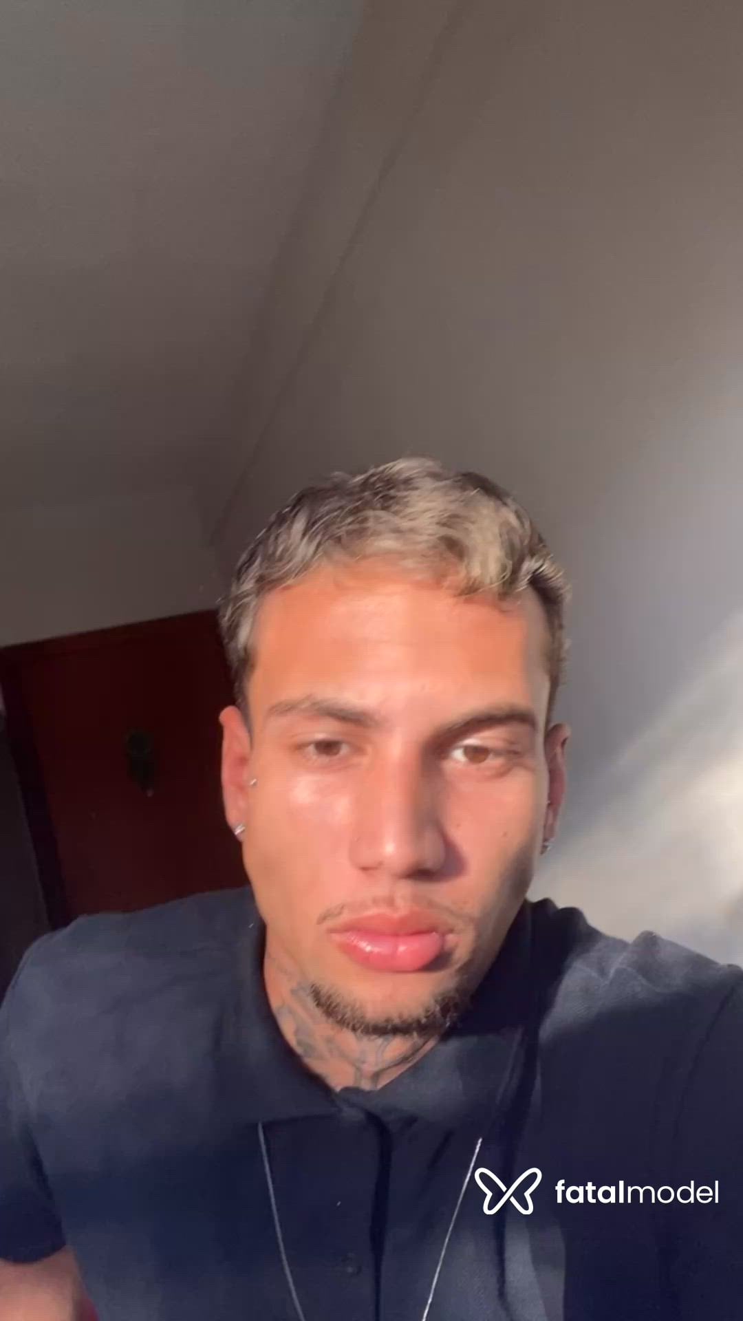 Acompanhante homem com cabelo castanho de olhos castanhos - Sharkboy Acompanhante homem com cabelo castanho de olhos castanhos - Sharkboy
