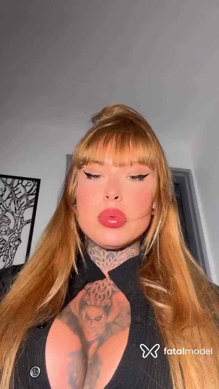 Acompanhante mulher trans com cabelo castanho de olhos verdes - Lua Martixns