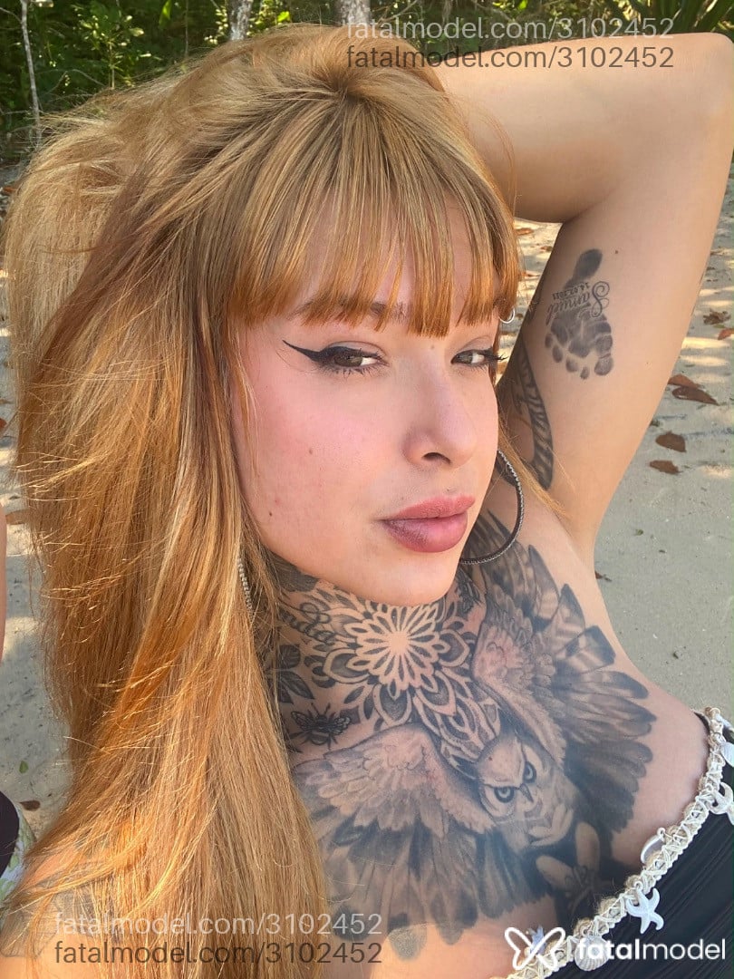 Acompanhante mulher trans com cabelo castanho de olhos verdes - Lua Martixns