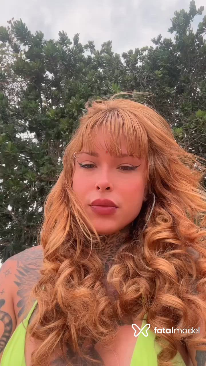 Acompanhante mulher trans com cabelo castanho de olhos verdes - Lua Martixns