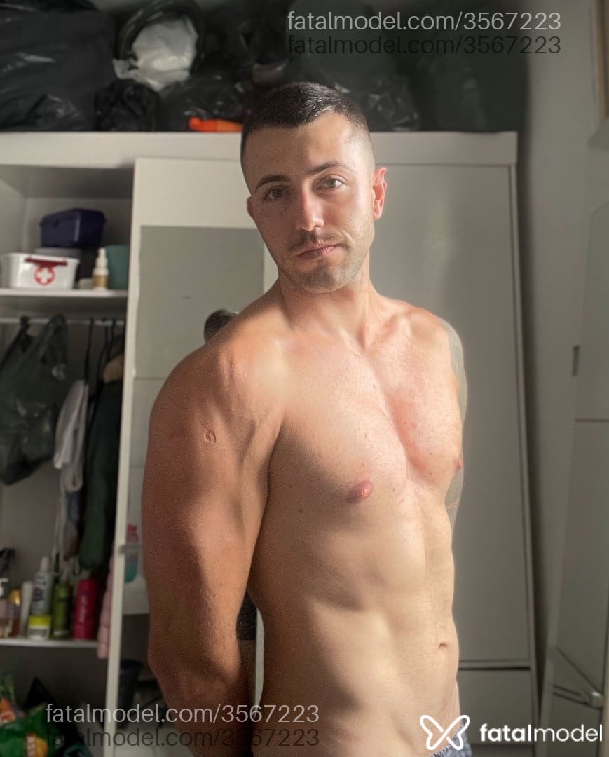 Acompanhante homem com cabelo castanho de olhos verdes - Alexandre