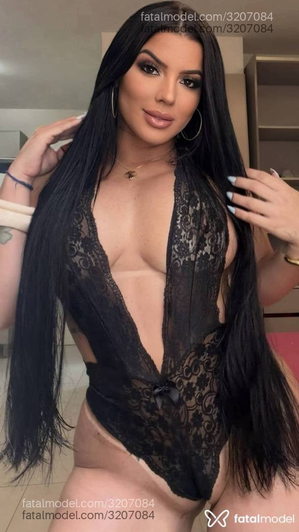 Acompanhante mulher morena (o) de olhos castanhos - Yara Vieri
