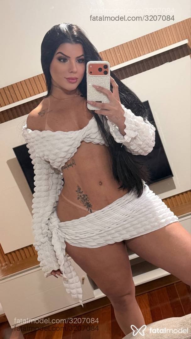 Acompanhante mulher morena (o) de olhos castanhos - Yara Vieri