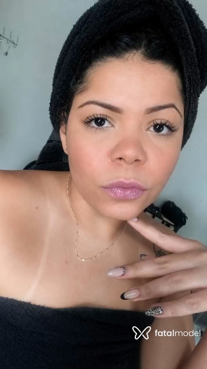 Acompanhante mulher ruiva (o) de olhos castanhos - Lina Natural