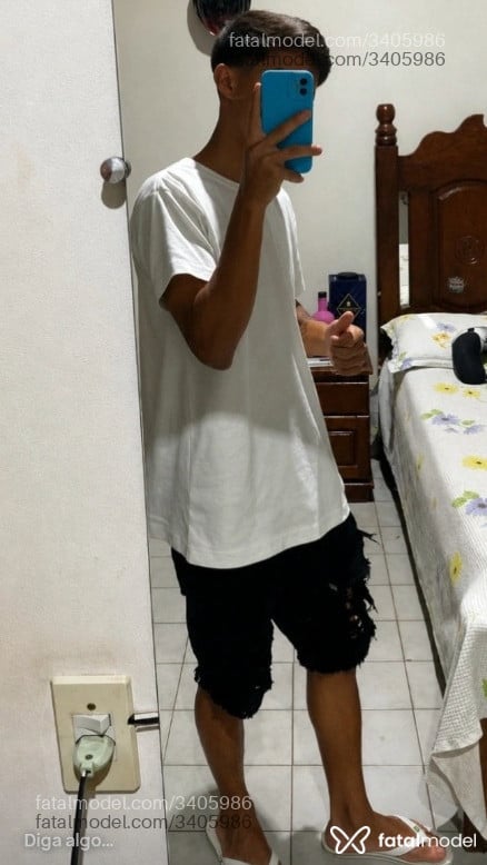 Acompanhante homem com cabelo castanho de olhos castanhos - Fernandes