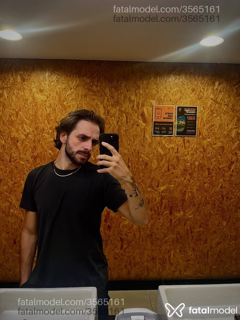 Acompanhante homem com cabelo castanho de olhos castanhos - Fernando Oliveira