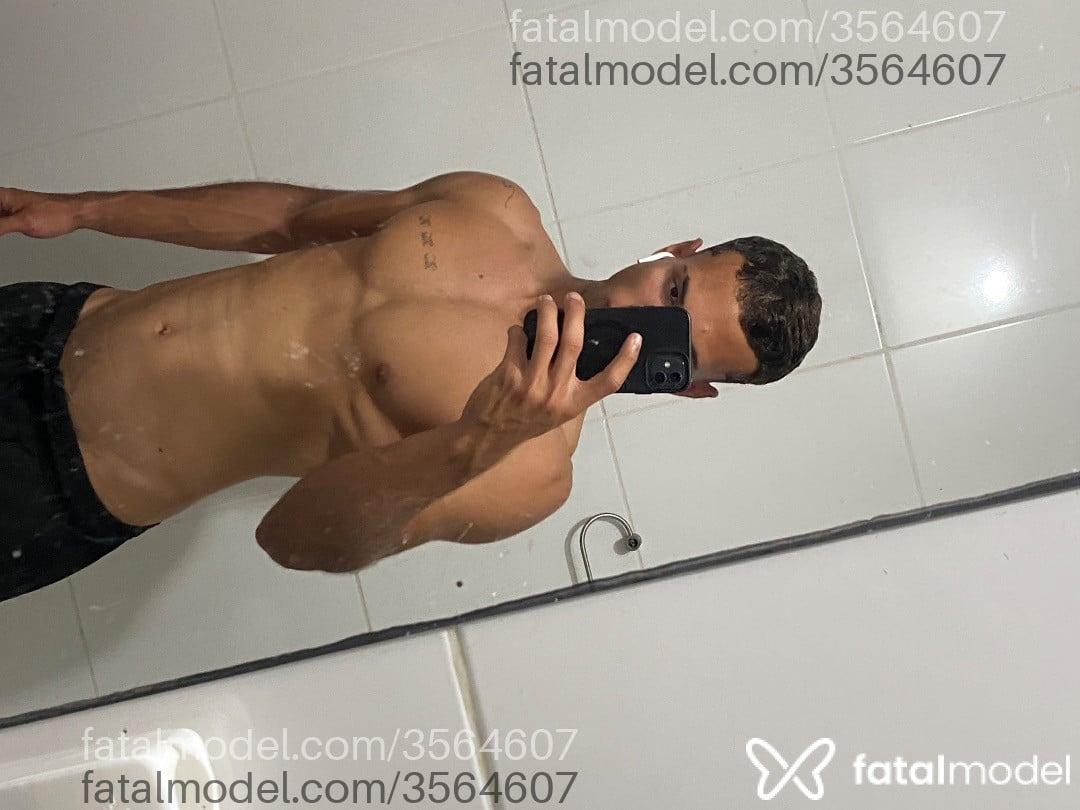 Acompanhante homem com cabelo castanho de olhos castanhos - Sharkboy